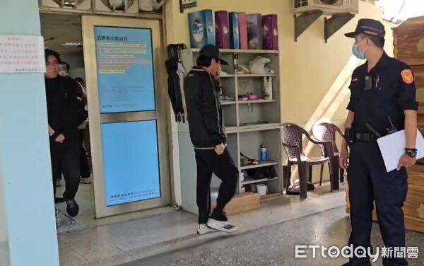 ▲吳男遺體今日上午在縣立殯儀館完成相驗,家屬進入冷凍庫確認身分後痛哭失聲。(圖/記者高堂堯攝)