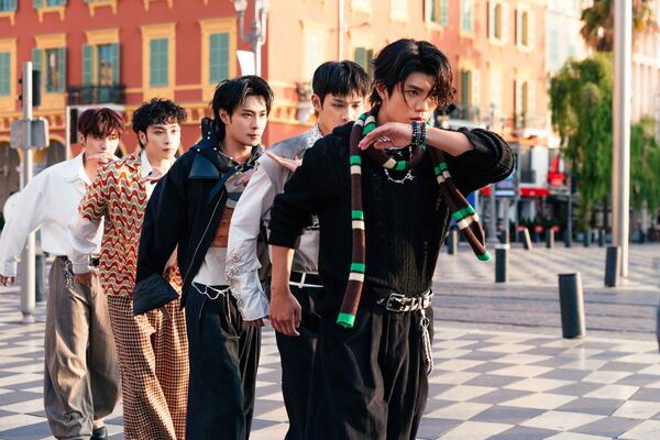 ▲▼男團FEniX熱力舞蹈吸引駐足。(圖/華納音樂提供)