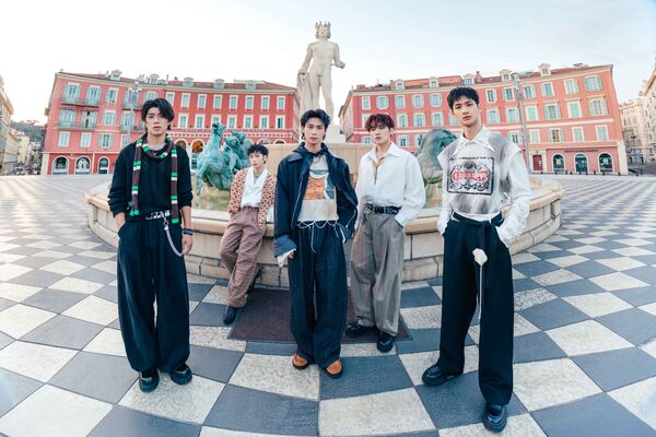 ▲▼男團FEniX遠赴南法拍攝新歌MV 。(圖/華納音樂提供)