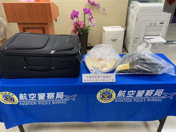 ▲拉脫維亞籍男子今年8月以觀光名義來台,入境桃機時隨身行李被海關人員與航警安檢大隊查出夾藏4.108公斤海洛因。(圖/航警局提供)
