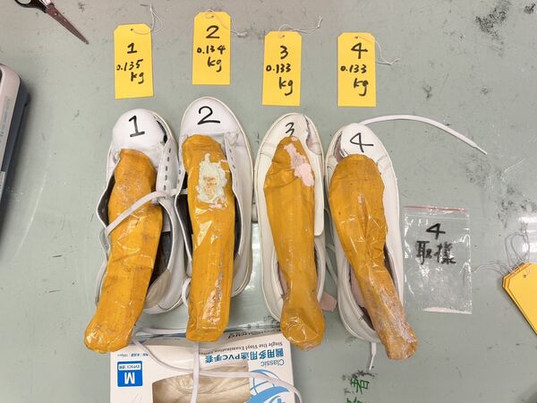 ▲拉脫維亞籍男子今年8月以觀光名義來台,入境桃機時被查出行李夾藏4.108公斤海洛因。(圖/航警局提供)