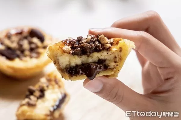 ▲▼肯德基攜手人氣巧克力品牌「KITKAT®」推出全新期間限定「奇巧可可流心三重奏蛋撻」。(圖/業者提供)