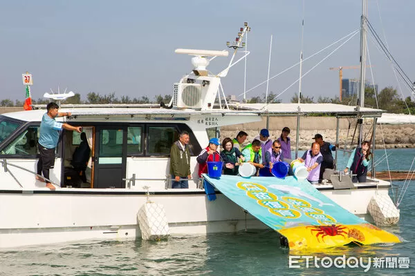 ▲漁民與蚵民首次同船合作放流午仔魚苗,共同啟動台南海洋永續艦隊。(記者林東良翻攝,下同)