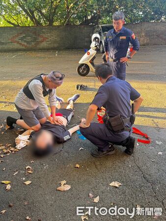 ▲▼警方與熱心民眾生命接力,成功將路倒的胡男救回一命 。(圖/記者陳以昇翻攝)