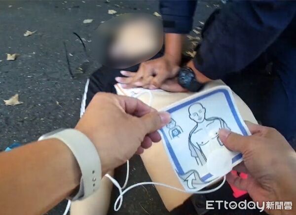 ▲▼警方與熱心民眾生命接力,成功將路倒的胡男救回一命 。(圖/記者陳以昇翻攝)