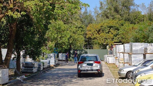 ▲金門金湖鎮太武山停車場旁的草叢平時不會有人經過,導致男子陳屍許久才被發現。(圖/記者鄭逢時翻攝)