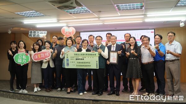 ▲黃偉哲市長頒發感謝狀予凱基社會慈善基金會執行長曾錦隆,表揚其協助受災學童與校園復原的善行。(圖/記者林東良翻攝,下同)