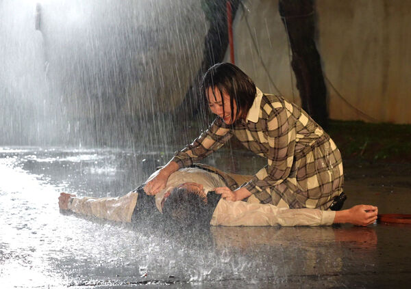 ▲何宜珊在《寶島西米樂 傳承》接受王盈凱求婚。(圖/台視提供)