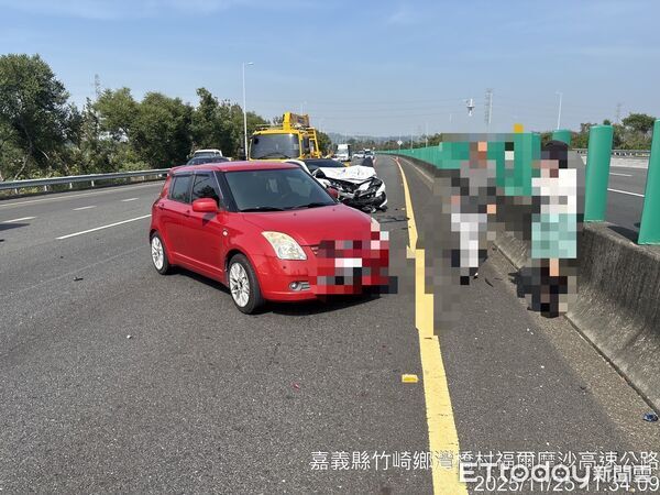 ▲該路段因施工造成回堵,後方自小客車煞車不及,造成3輛車連環撞的事故。(圖/記者翁伊森翻攝)