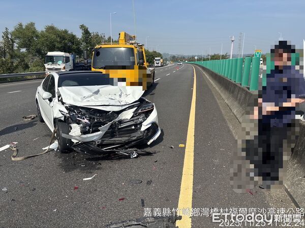 ▲該路段因施工造成回堵,後方自小客車煞車不及,造成3輛車連環撞的事故。(圖/記者翁伊森翻攝)