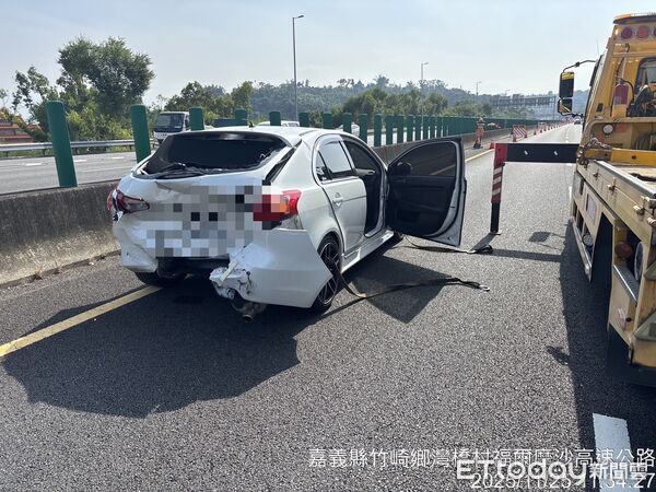 ▲該路段因施工造成回堵,後方自小客車煞車不及,造成3輛車連環撞的事故。(圖/記者翁伊森翻攝)