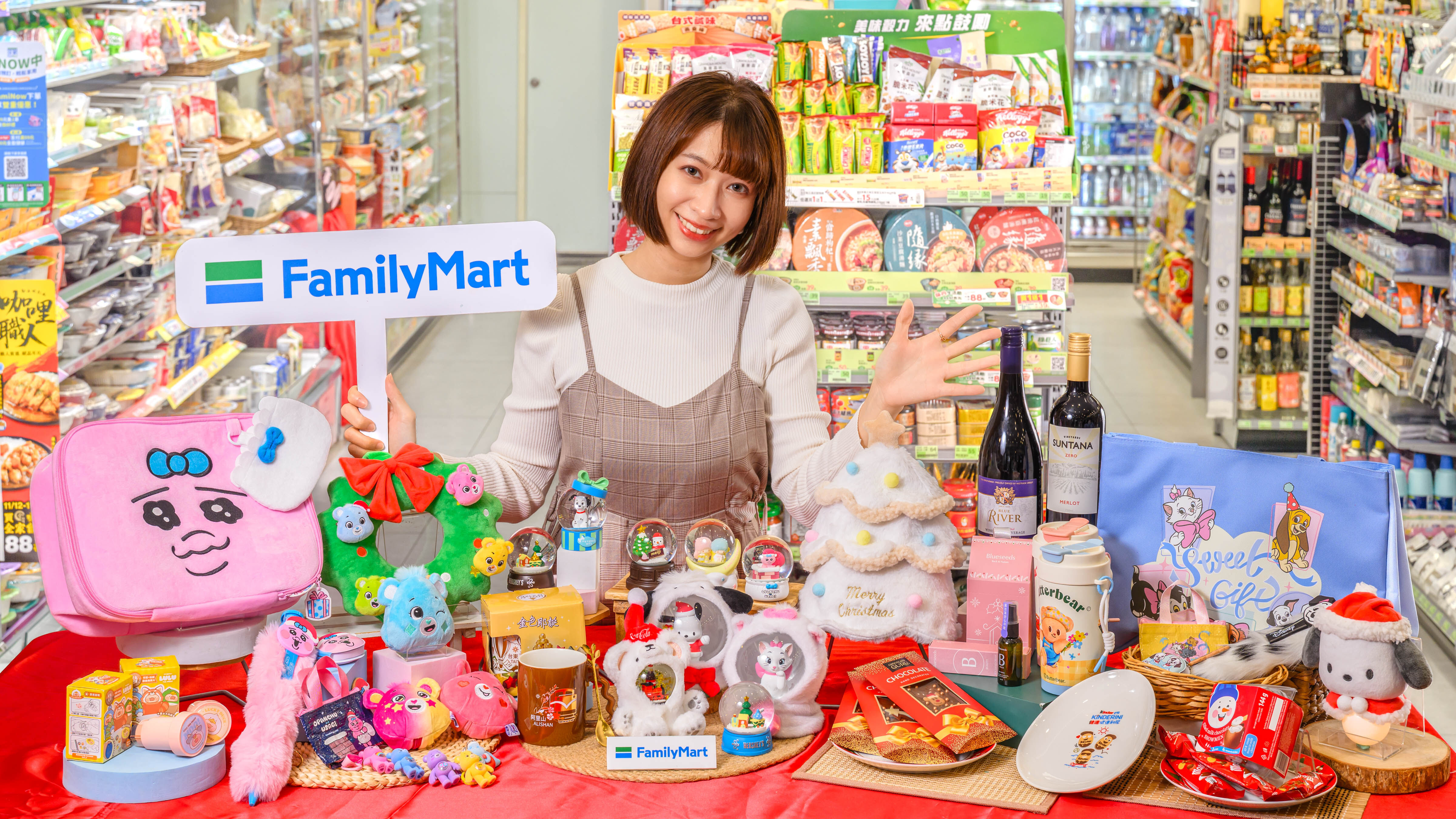 ▲▼全家聖誕季,多款超萌聖誕水晶球、人氣IP福袋。(圖/業者提供)