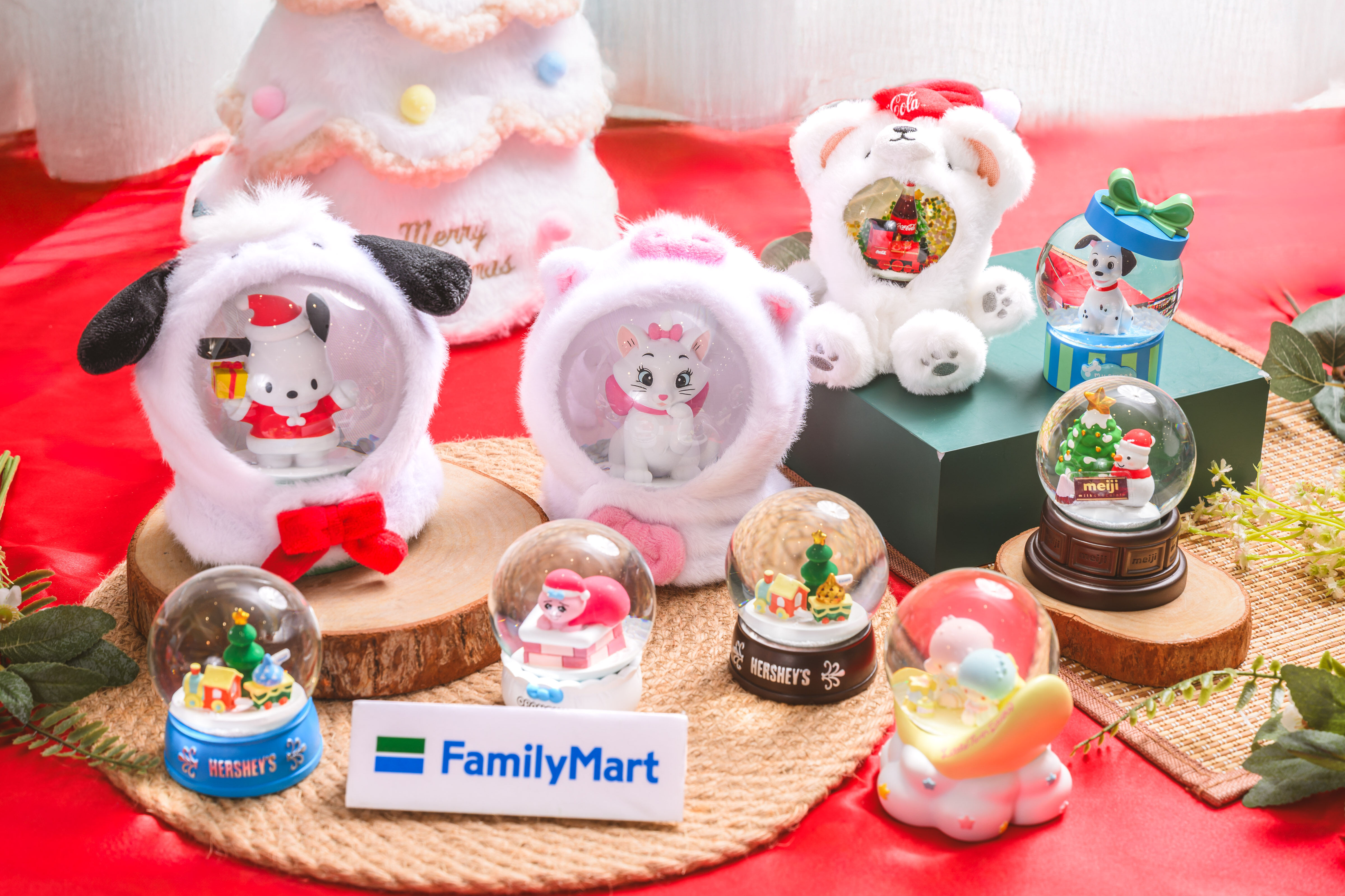 ▲▼全家聖誕季,多款超萌聖誕水晶球、人氣IP福袋。(圖/業者提供)