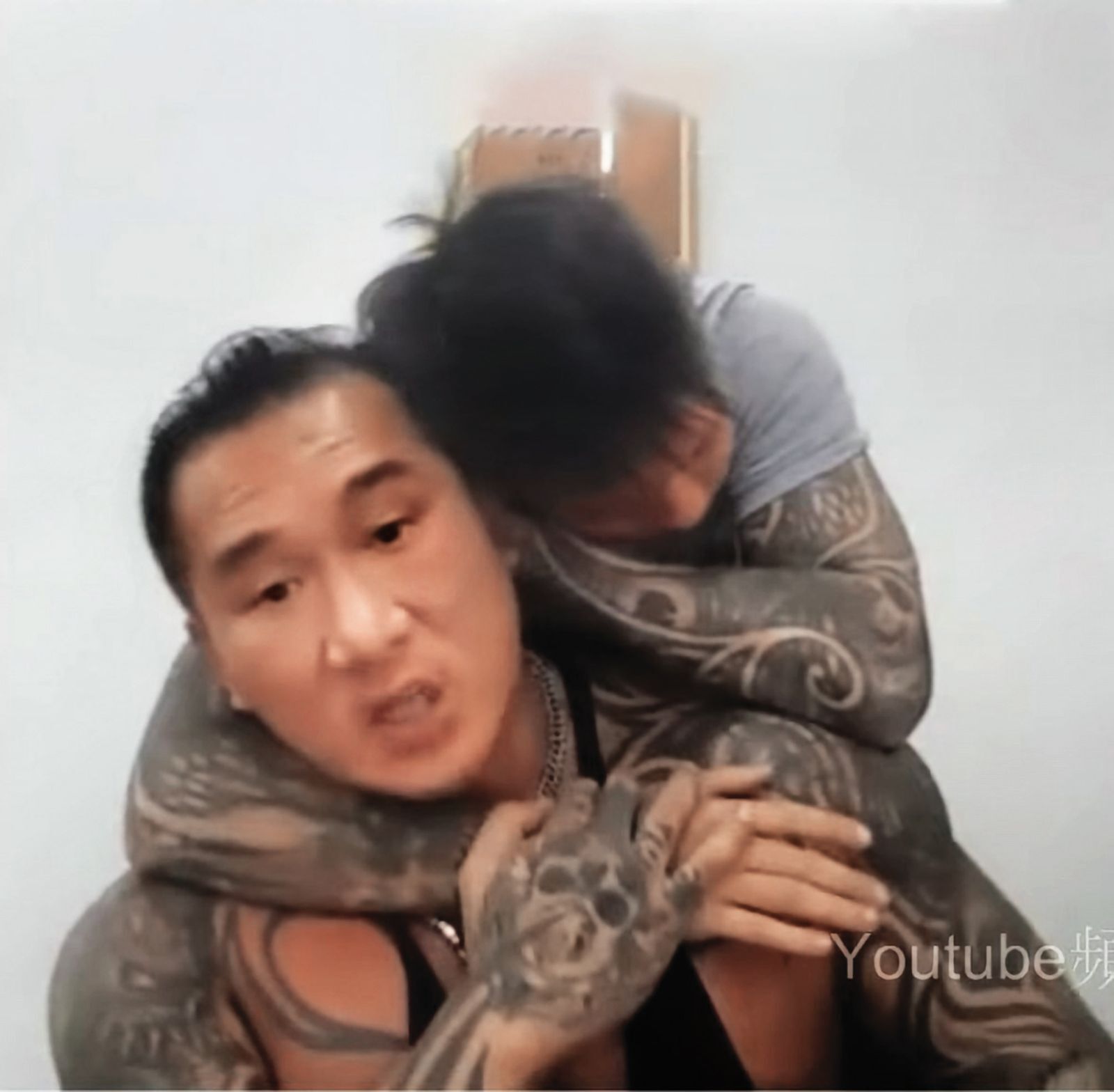 長(前)與徒弟小偉(後)原本感情不錯,卻為了錢翻臉。(翻攝館長直播YT)