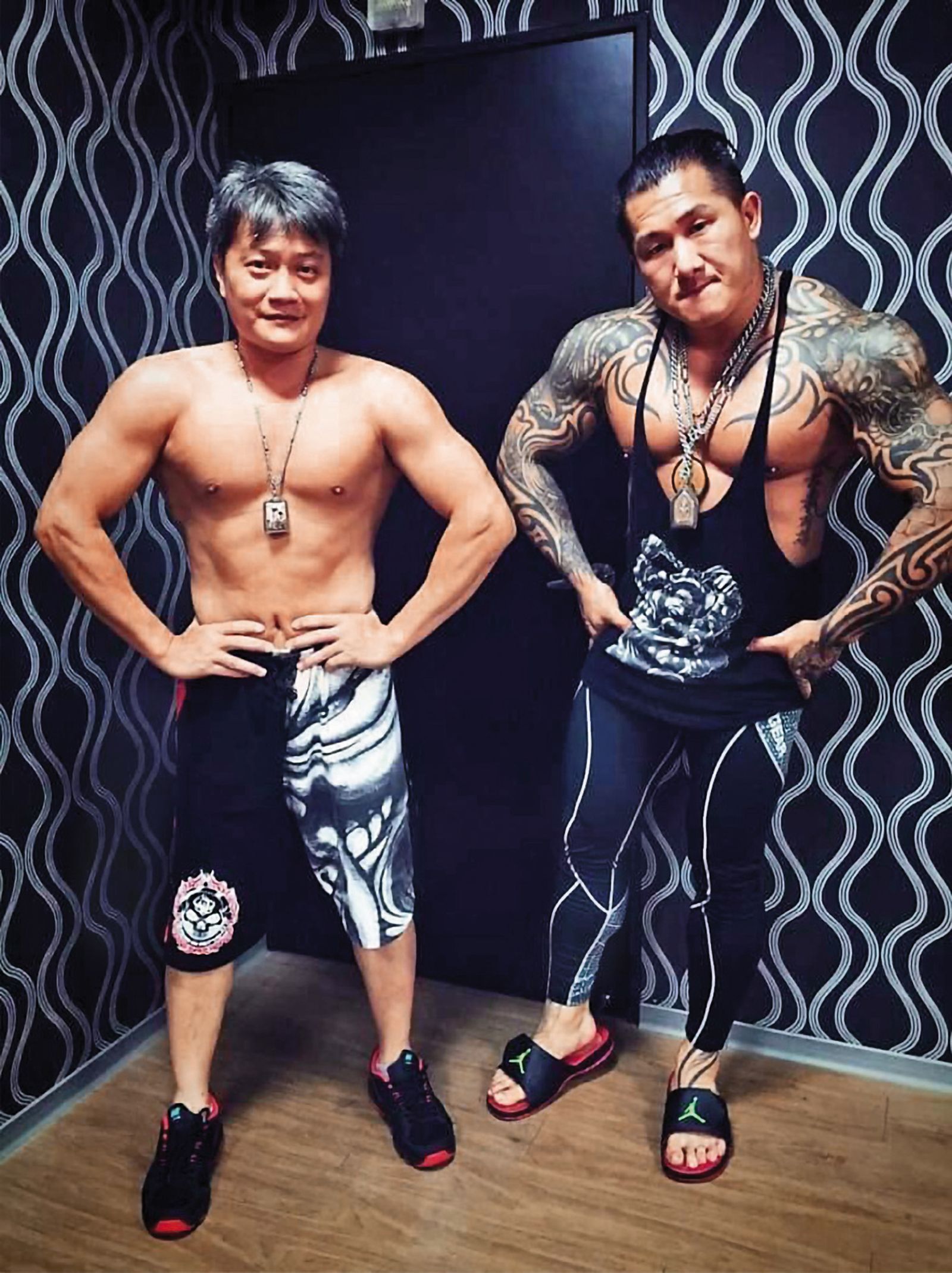 館長(右)與「軍師」吳明鑒(左)為錢翻臉,交情已回不去。(翻攝館長臉書)