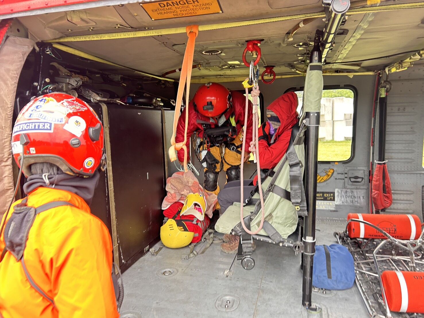 ▲▼ 空勤總隊執行花蓮南湖山屋山難搜救任務 。(圖/地方中心翻攝)