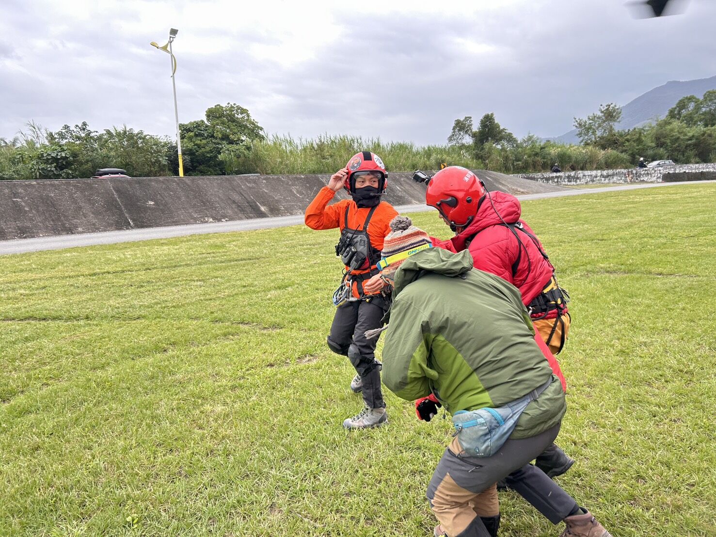▲▼ 空勤總隊執行花蓮南湖山屋山難搜救任務 。(圖/地方中心翻攝)