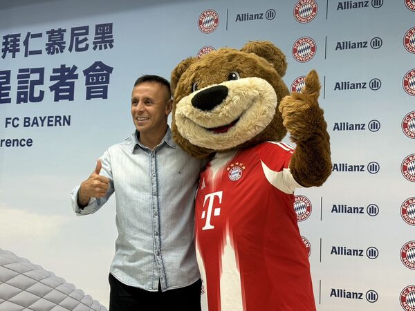 ▲前拜仁慕尼黑球星拉菲尼亞旋風來台。(圖/記者杜奕君攝)