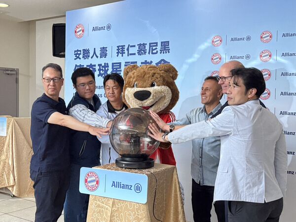 ▲前拜仁慕尼黑球星拉菲尼亞旋風來台。(圖/記者杜奕君攝)