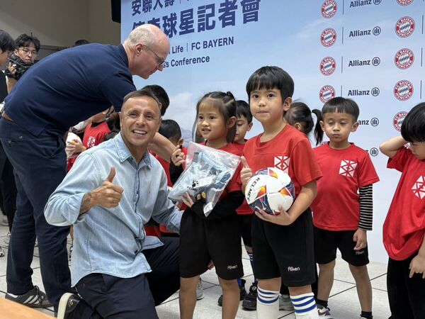 ▲前拜仁慕尼黑球星拉菲尼亞旋風來台。(圖/記者杜奕君攝)