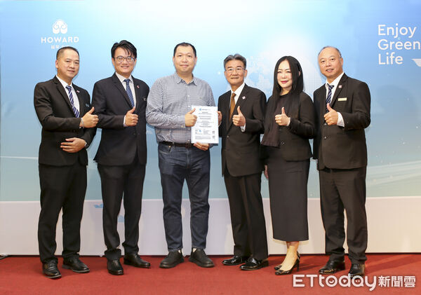 ▲台中福華大飯店榮獲國際 GSTC飯店認證,由荷蘭百年集團 Control Union 新加坡區總經理 Mr. Seth Wang 親自授證;台中福華飯店總經理徐國書代表受證。(圖/記者游瓊華翻攝)