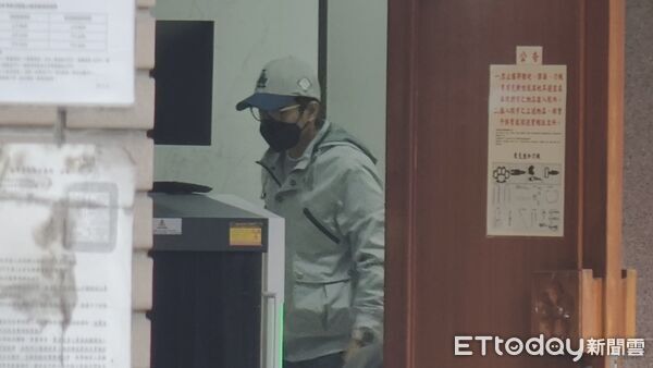 ▲▼台北地院25日審理精舍命案,同案被告藝人李威與妻子簡瑀家以證人身分出庭應訊。(圖/記者黃哲民攝)