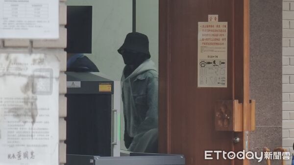 ▲▼台北地院25日審理精舍命案,同案被告藝人李威與妻子簡瑀家以證人身分出庭應訊。(圖/記者黃哲民攝)