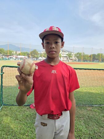 ▲李文凱是東園國小的万波中正,手掌超大,輕鬆可以夾住球。(圖/徐生明棒球發展協會提供)