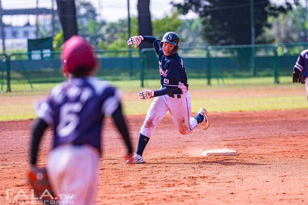 ▲▼韓國首爾擊敗龜山後小選手高興擁抱,鄭裕暋是首爾隊4棒及捕手,是本屆比賽的打點王。(圖/徐生明棒球發展協會提供)