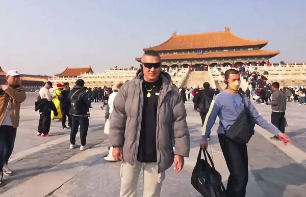 館長(中)積極西進舔中,引發極大爭議。(翻攝館長直播YT)