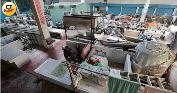 水湳新興市場荒廢多年,但隨著台中捷運通車、周邊發展升溫,土地價值水漲船高,地主如今卻面臨土地可能被拍賣的困境。(圖/黃耀徵攝)