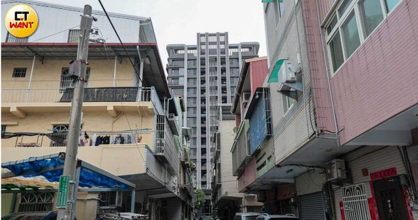 有鄰居向本刊表示,市場後方巷內原是四合院,多年前遭建商以「變價分割」方式進入拍賣程序,最終甚至有地主以每坪僅5萬元的價格被迫售出,情況慘烈。(圖/黃耀徵)
