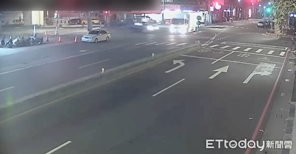 ▲▼高雄市鳳山2貨車路口碰撞。(圖/記者吳世龍翻攝)