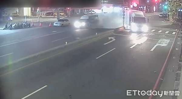 ▲▼高雄市鳳山2貨車路口碰撞。(圖/記者吳世龍翻攝)
