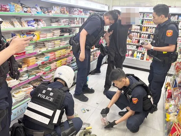 ▲德國籍何姓男子(譯音)缺錢花用,今年9月間持水果刀在中壢區超商行搶,中壢警方循線拘捕何男到案。(資料照/中壢警方提供)