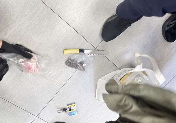 ▲中壢警方查獲德國籍何姓男子持水果刀強盜超商,當場扣得水果刀、1萬元現金與搶得香菸等證物。(資料照/中壢警方提供)