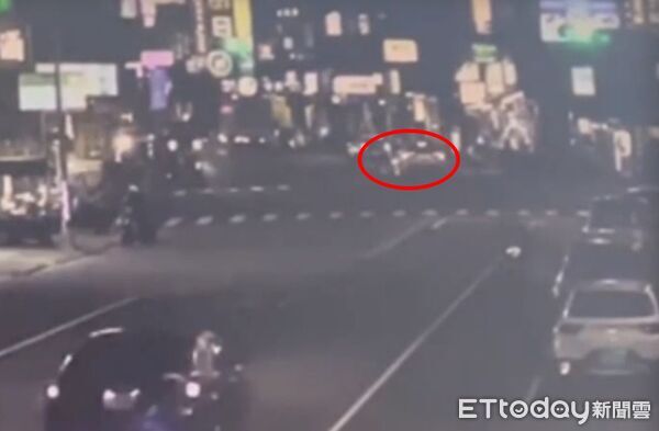 ▲▼女行人闖紅燈被uber撞上。(圖/記者許宥孺翻攝)