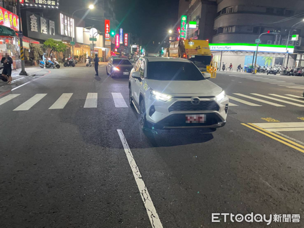 ▲▼女行人闖紅燈被uber撞上。(圖/記者許宥孺翻攝)