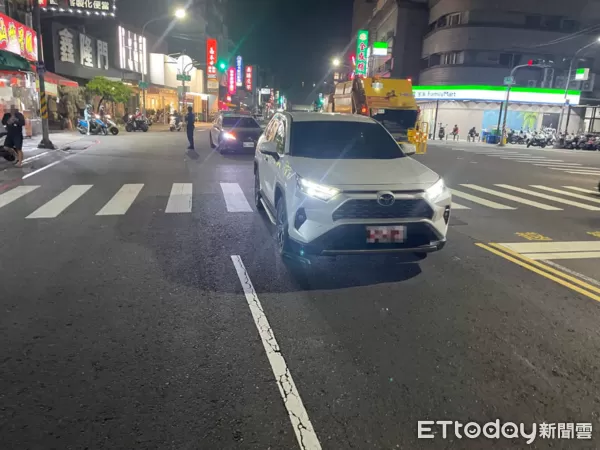 ▲▼女行人闖紅燈被uber撞上。(圖/記者許宥孺翻攝)