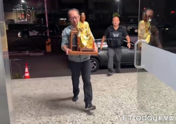 ▲台南麻豆九龍太子宮珍貴神像失竊,麻豆警方跨縣市拘提涉案竊嫌,成功尋回人間國寶陳啟村大師的作品卯兔星君金身。(記者林東良翻攝,下同)