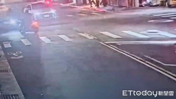 ▲信義區吳興街25日晚間發生機車對撞車禍2人送醫。(圖/記者張君豪翻攝)