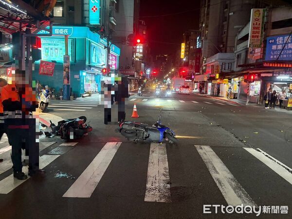 ▲信義區吳興街25日晚間發生機車對撞車禍2人送醫。(圖/記者張君豪翻攝)