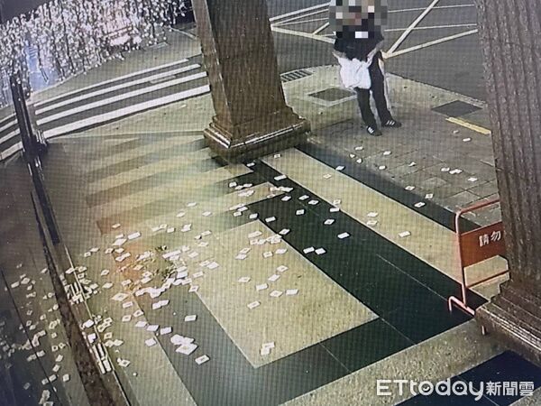 ▲▼五名惡煞上酒店討債,甚至還丟雞蛋、撒冥紙,店家不排除是債務糾紛惹禍。(圖/記者邱中岳翻攝)