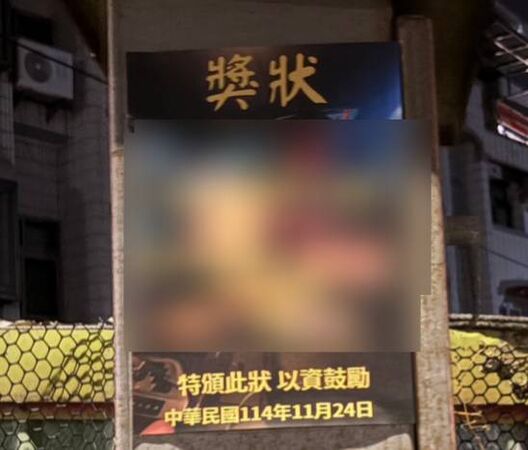 ▲校方及律師與當鋪業者說明。(圖/記者唐詠絮翻攝)