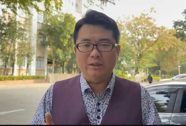 ▲校方及律師與當鋪業者說明。(圖/記者唐詠絮翻攝)