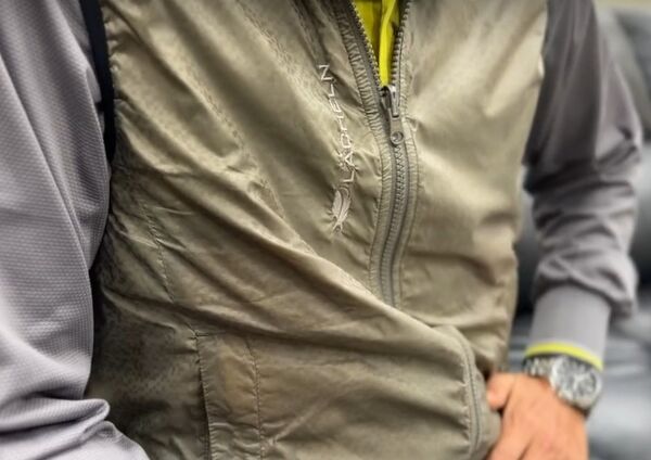 ▲校方及律師與當鋪業者說明。(圖/記者唐詠絮翻攝)