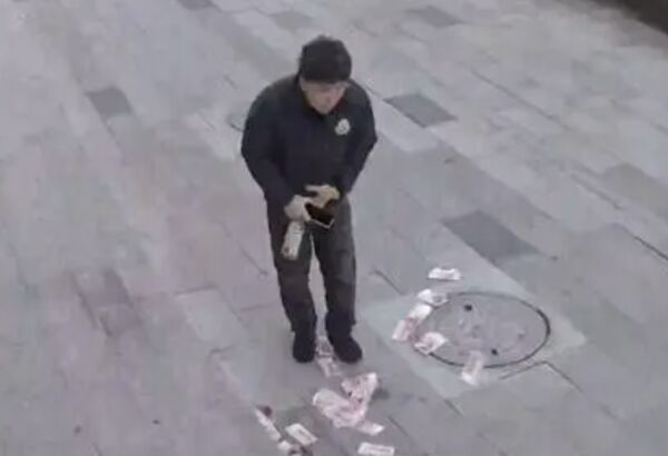 ▲▼剛領20萬元就被大風吹走 陸男傻在原地「妻子狂追1公里」。(圖/翻攝微博)