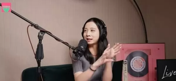 Fumi阿姨上藝人薔薔PODCAST節目《薔栗膠》。(翻攝自YT《薔栗膠》)