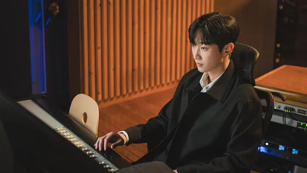 ▲▼ 振永《回到20歲》飾演娛樂公司的理事及天才製作人「丹尼爾」,振永《回到20歲》大展精實身材,《回到20歲》改編自同名經典電影在台播出。(圖/中天娛樂台提供)