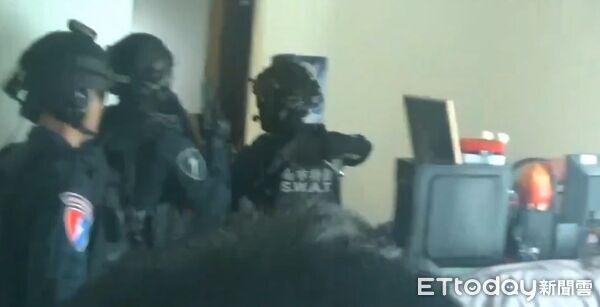 ▲台南市警五分局長期偵蒐後雷霆出擊,攻破以通訊行掩護的詐欺水房與地下賭場據點。(記者林東良翻攝,下同)